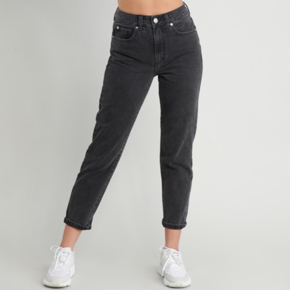 black mom jeans